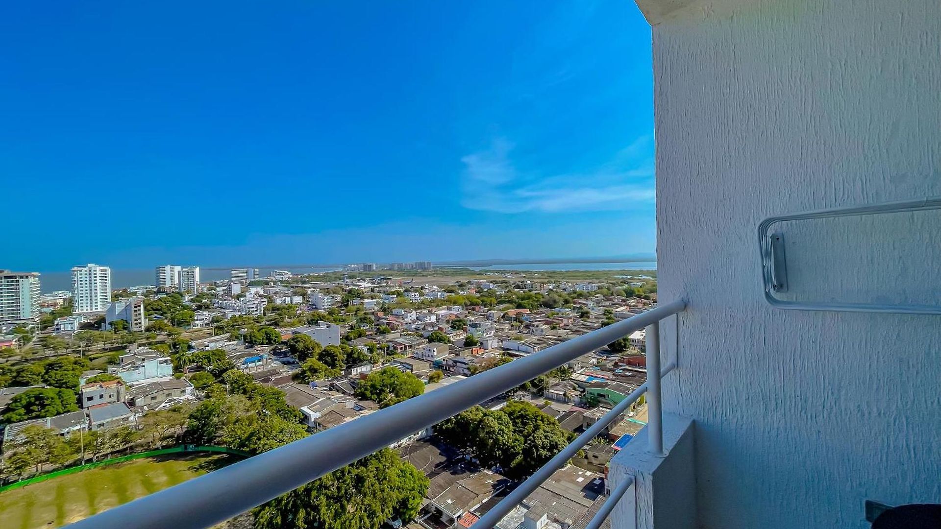 View 17, Modern, 5 Min From Rafael Nuñez Airport