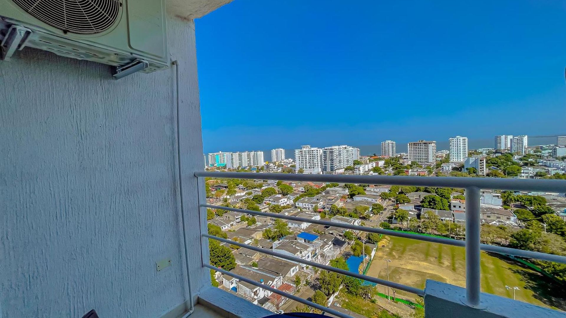 View 17, Modern, 5 Min From Rafael Nuñez Airport