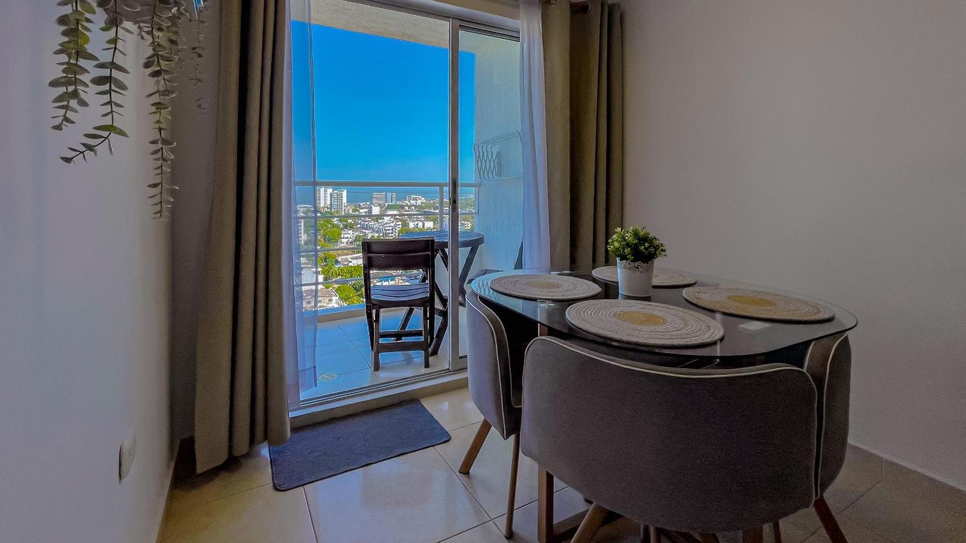 View 17, Modern, 5 Min From Rafael Nuñez Airport